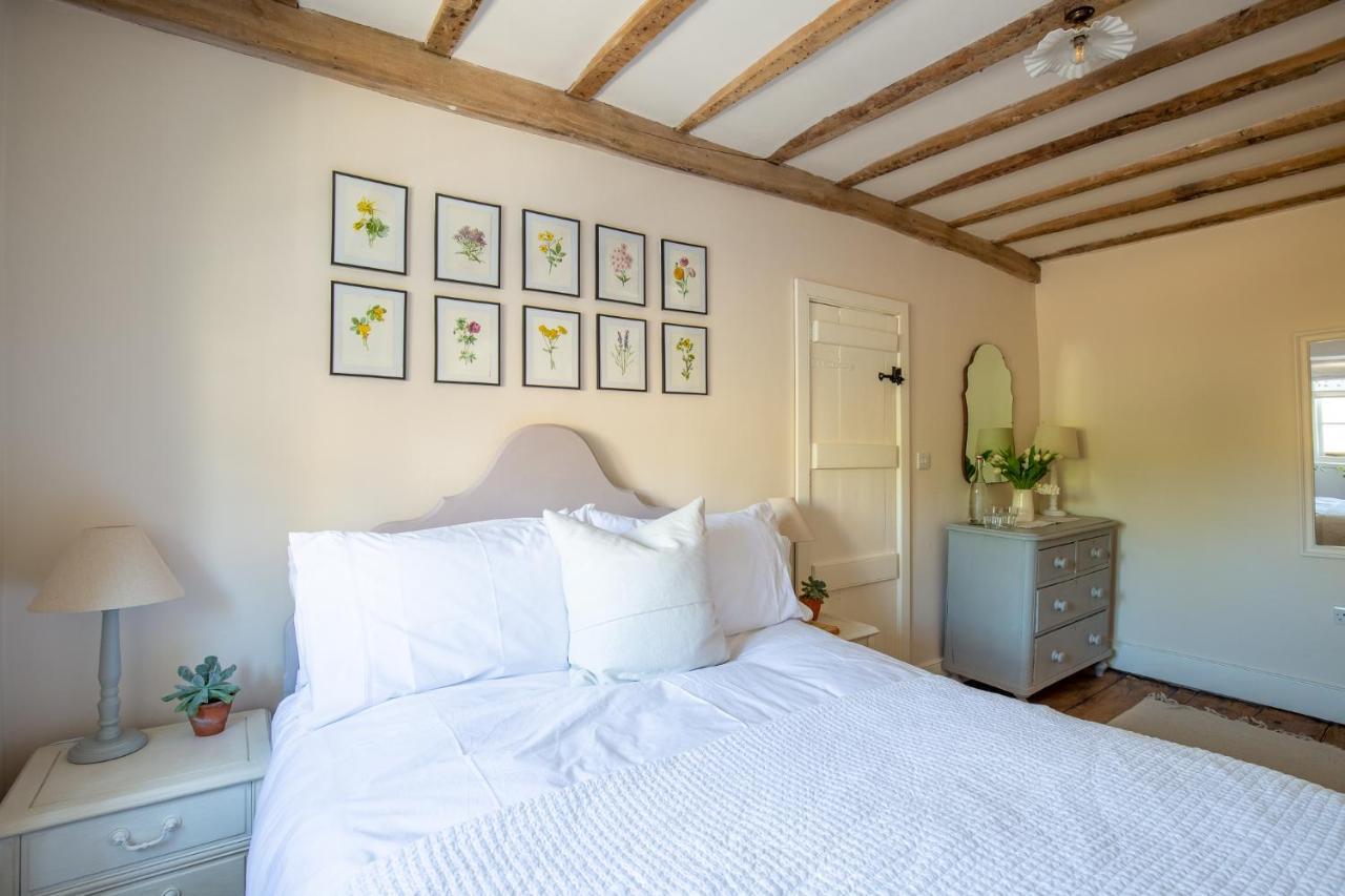 Gleneda Cottage - A Renovated, Traditional Cotswold Cottage Full Of Charm With Fireplace And Garden Bourton on the Hill Extérieur photo